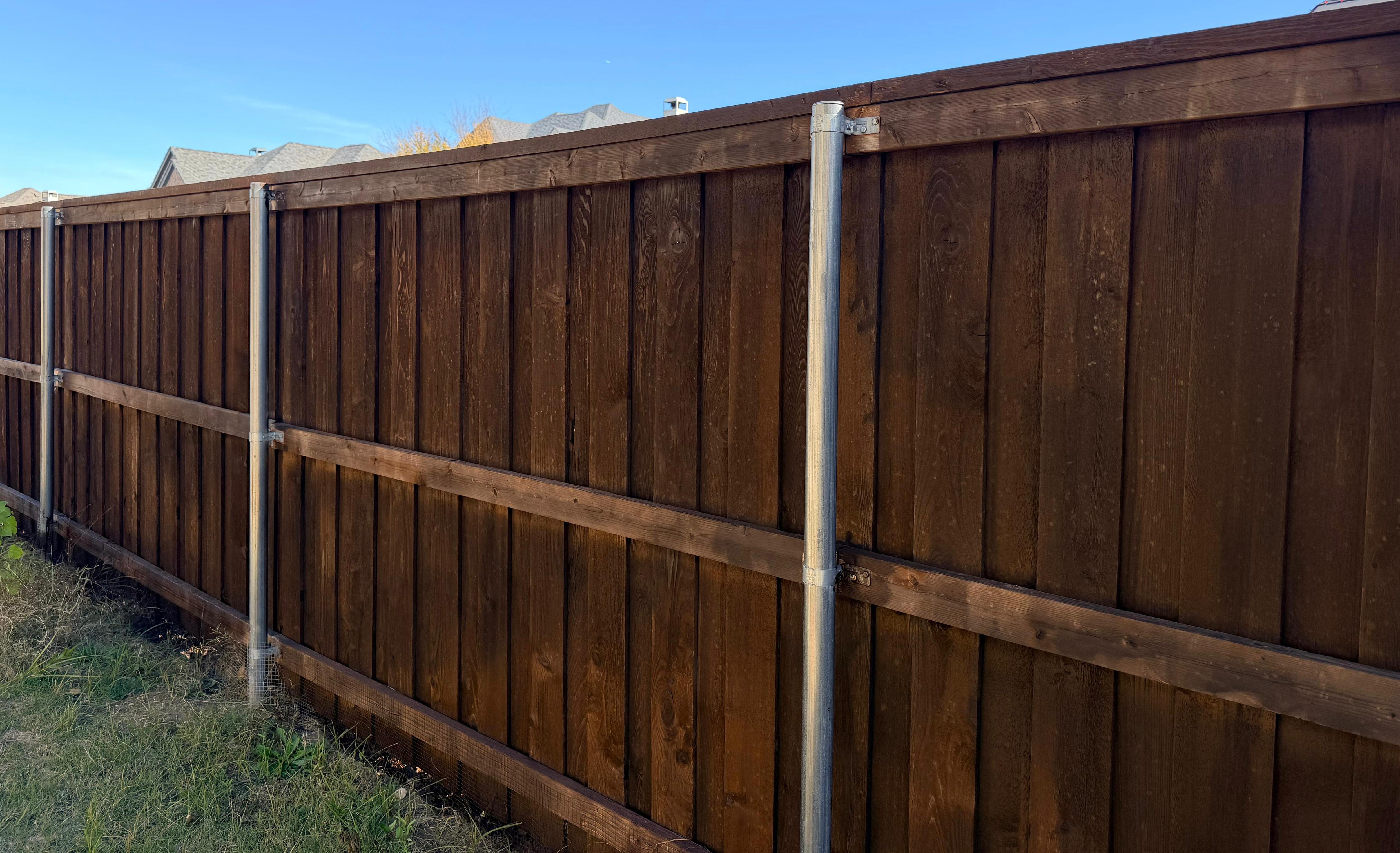 High-quality fence staining service - Expert craftsmanship